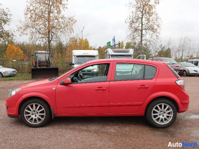Punainen Opel Astra 2005, sivulta, kuva 10