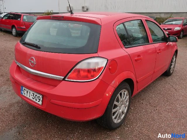 Punainen Opel Astra 2005, takaviisto, kuva 15