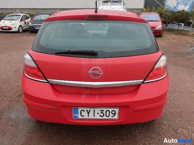 Punainen Opel Astra 2005, takaa, kuva 16