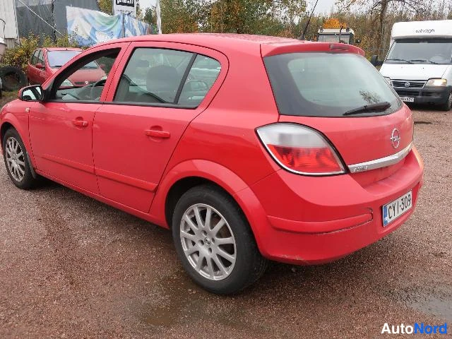 Punainen Opel Astra 2005, takaviisto, kuva 11