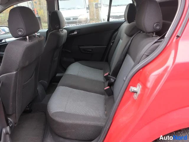 Punainen Opel Astra 2005, kuva 19
