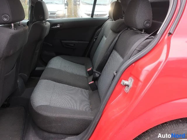 Punainen Opel Astra 2005, kuva 20
