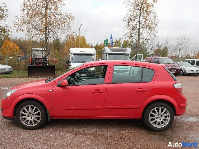 Punainen Opel Astra 2005, etuviisto, keula vasemmalle, kuva 3