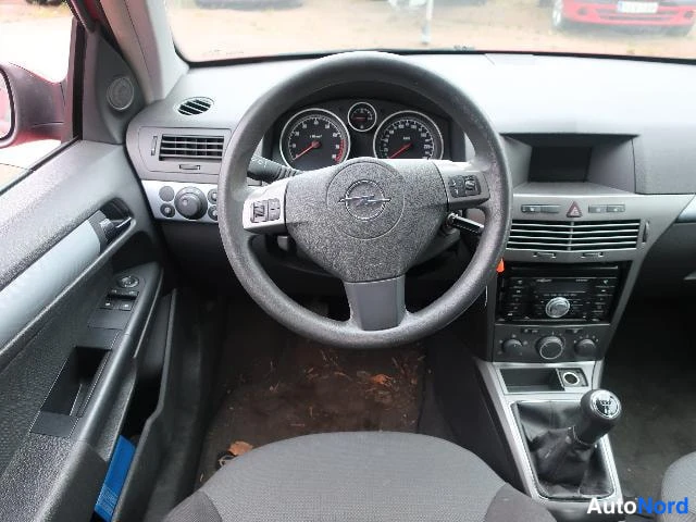 Punainen Opel Astra 2005, ohjaamo, kuva 21