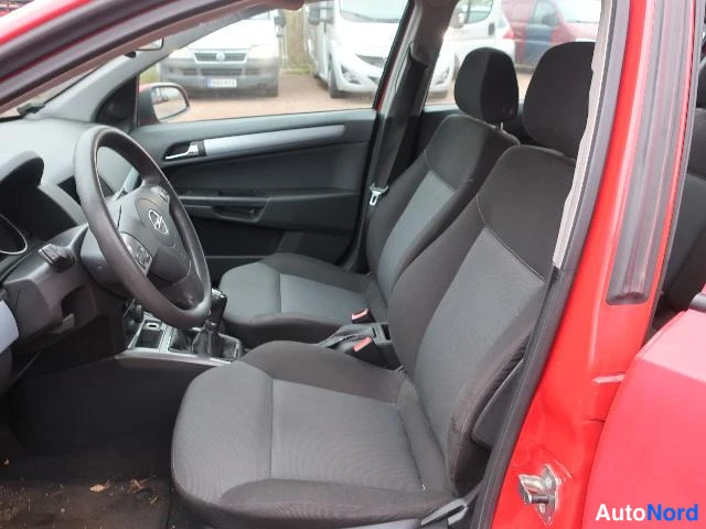 Punainen Opel Astra 2005, etuistuimet, kuva 24
