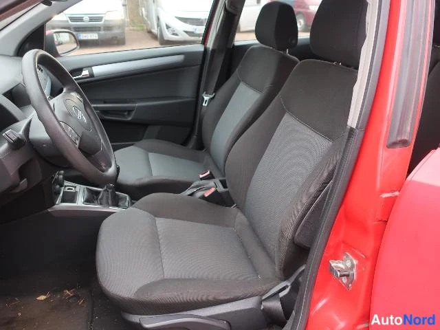 Punainen Opel Astra 2005, etuistuimet, kuva 25
