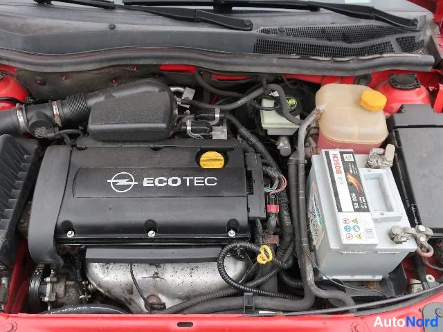 Punainen Opel Astra 2005, moottoritila, kuva 26