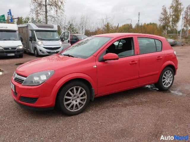 Punainen Opel Astra 2005, etuviisto, keula vasemmalle, kuva 4