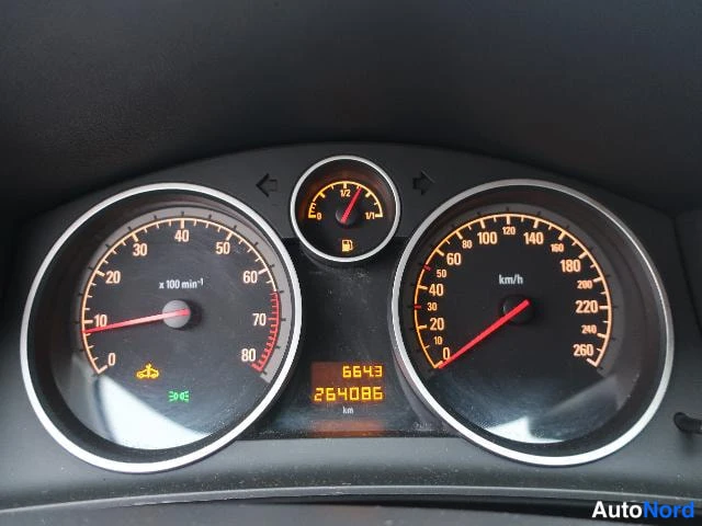 Punainen Opel Astra 2005, yksityiskohta, kuva 30