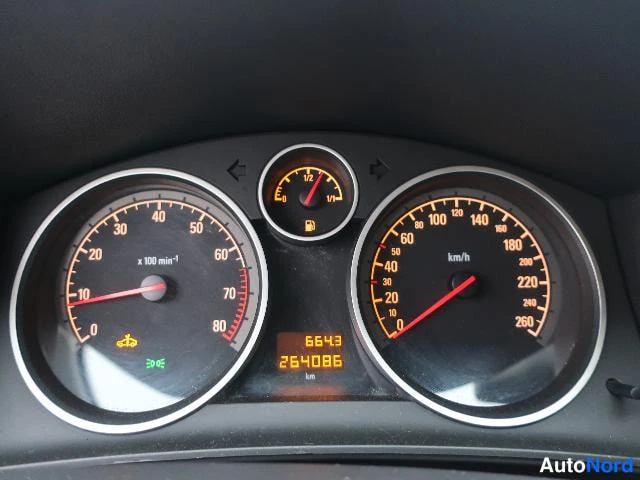 Punainen Opel Astra 2005, yksityiskohta, kuva 31