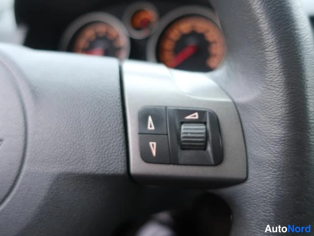 Punainen Opel Astra 2005, yksityiskohta, kuva 36