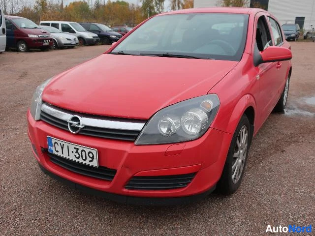 Punainen Opel Astra 2005, etuviisto, keula vasemmalle, kuva 5