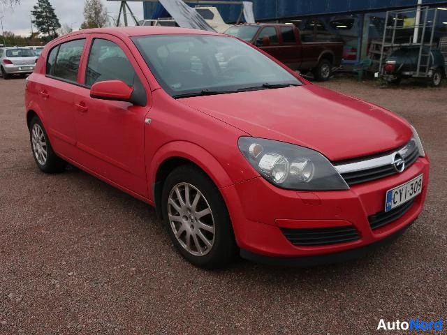 Punainen Opel Astra 2005, etuviisto, keula oikealle, kuva 6