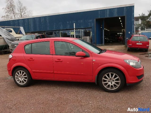 Punainen Opel Astra 2005, etuviisto, keula oikealle, kuva 7