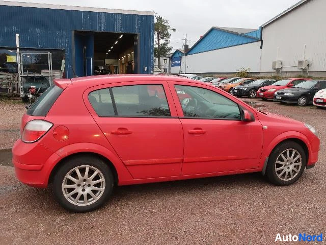 Punainen Opel Astra 2005, etuviisto, keula oikealle, kuva 8