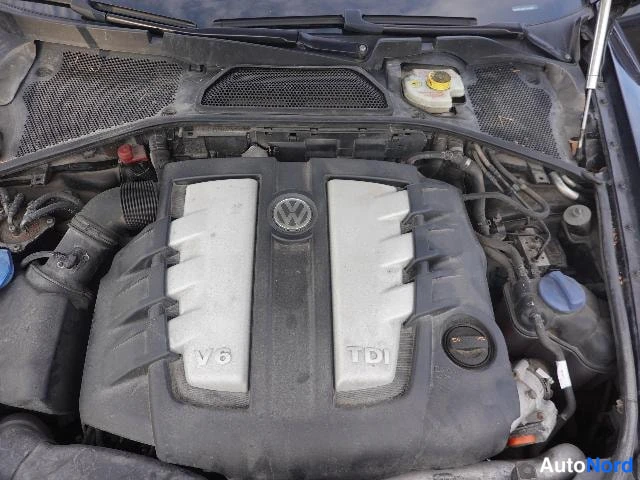 Musta Volkswagen Phaeton 2007, moottoritila, kuva 22
