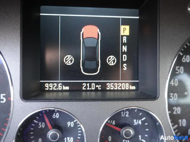 Musta Volkswagen Phaeton 2007, yksityiskohta, kuva 29