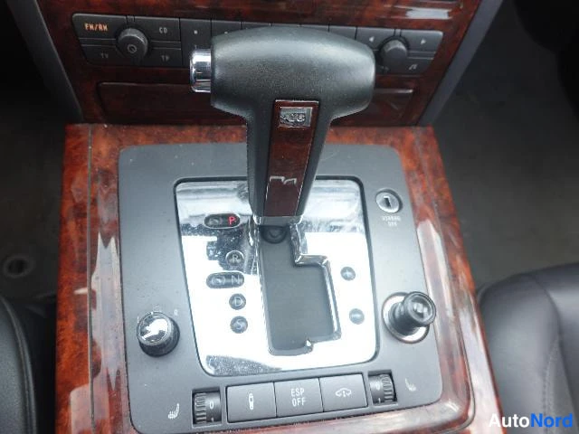 Musta Volkswagen Phaeton 2007, yksityiskohta, kuva 30