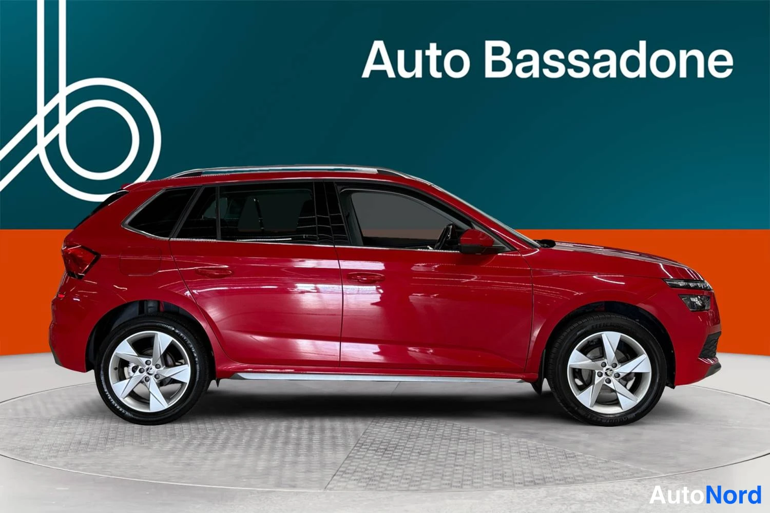 Punainen Skoda Kamiq 2020, sivulta, kuva 5