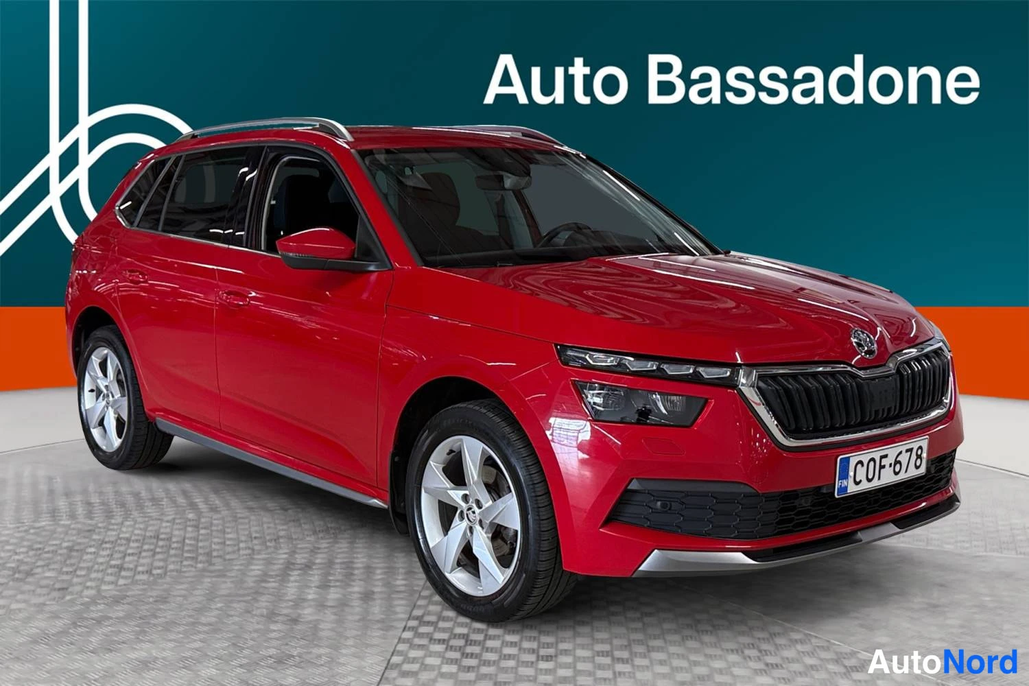 Punainen Skoda Kamiq 2020, etuviisto, keula oikealle, kuva 2