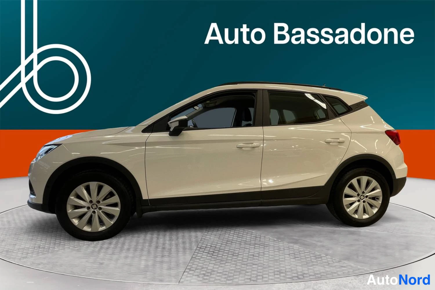 Valkoinen Seat Arona 2020, sivulta, kuva 4