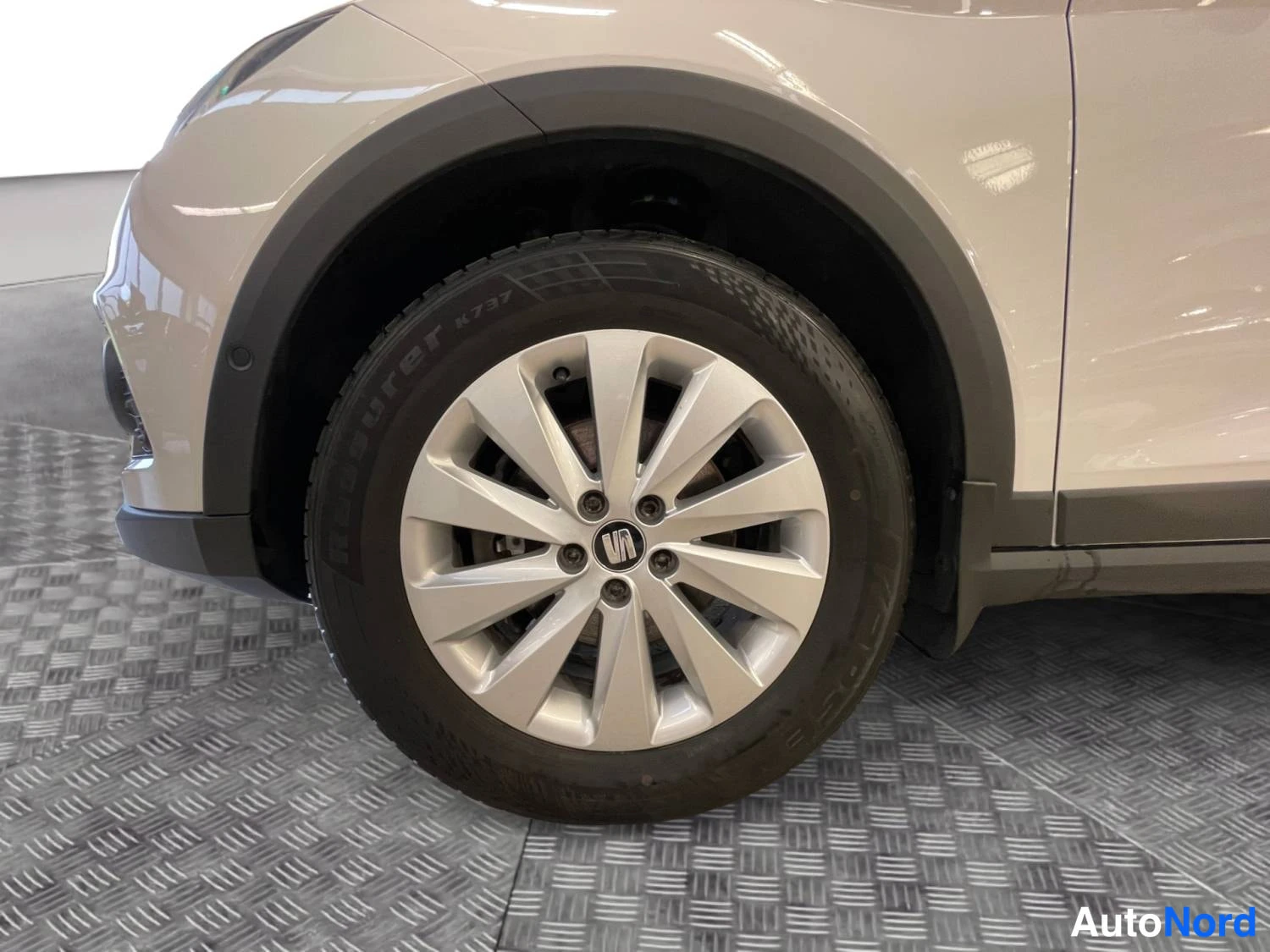 Valkoinen Seat Arona 2020, sivulta, kuva 5