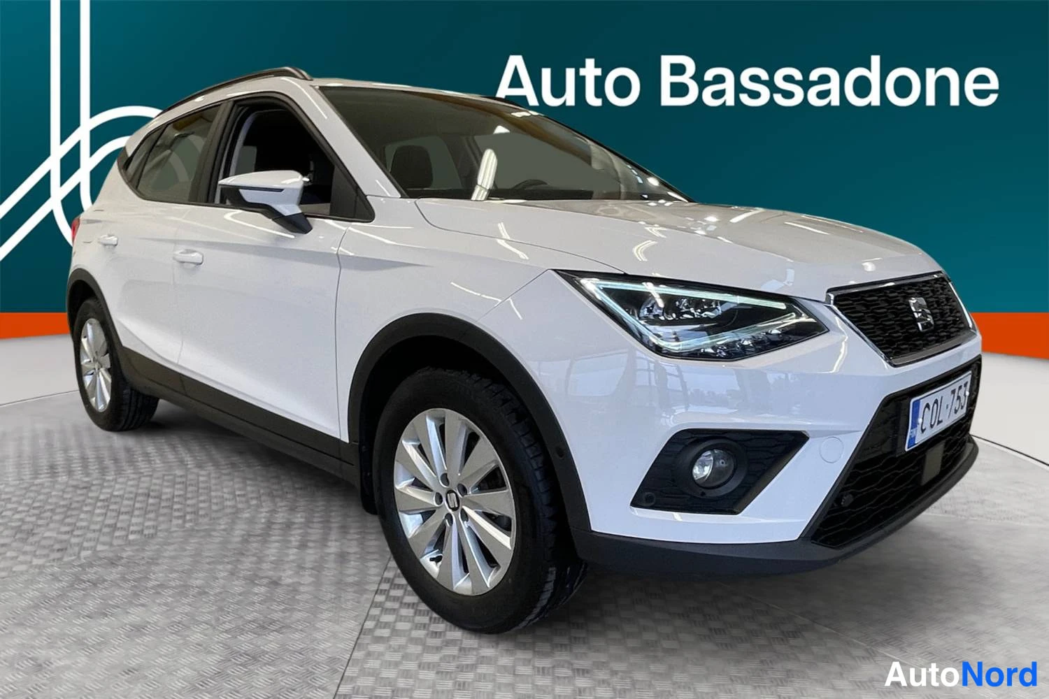 Valkoinen Seat Arona 2020, etuviisto, keula oikealle, kuva 2