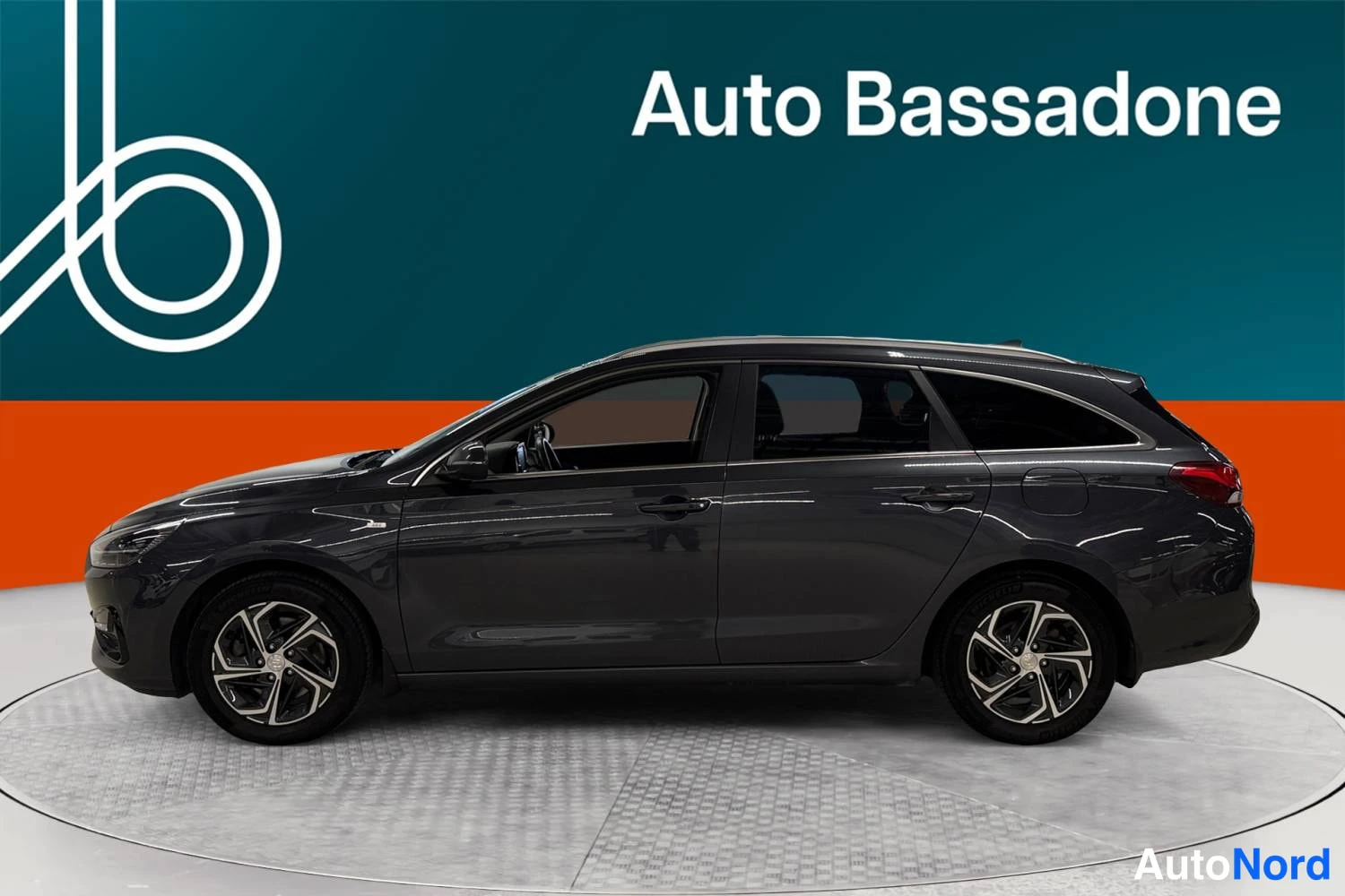 Harmaa Hyundai I30 2022, sivulta, kuva 4