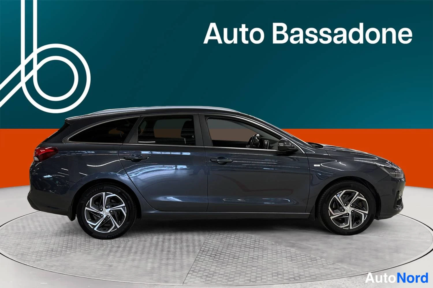 Harmaa Hyundai I30 2022, sivulta, kuva 5