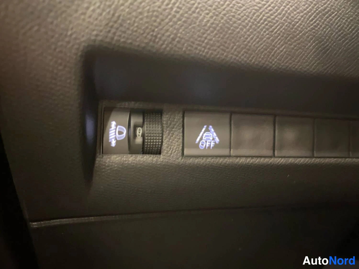 Oranssi Peugeot E-2008 2023, kuva 18