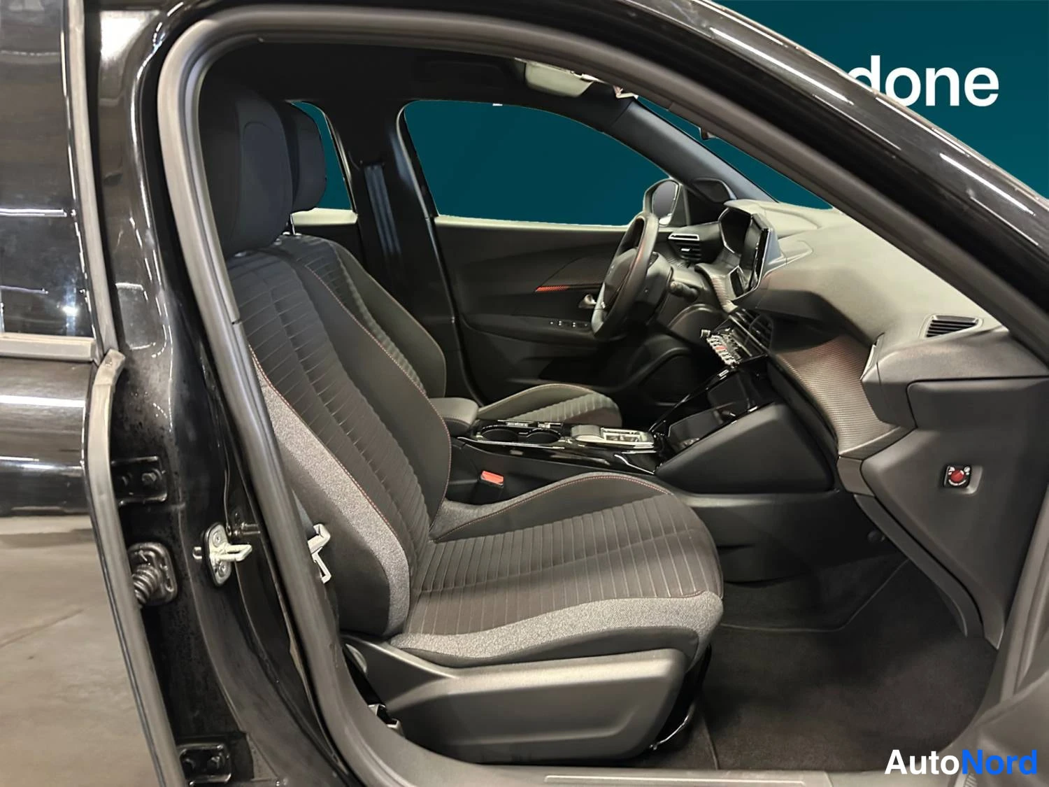 Musta Peugeot E-2008 2023, kuva 17
