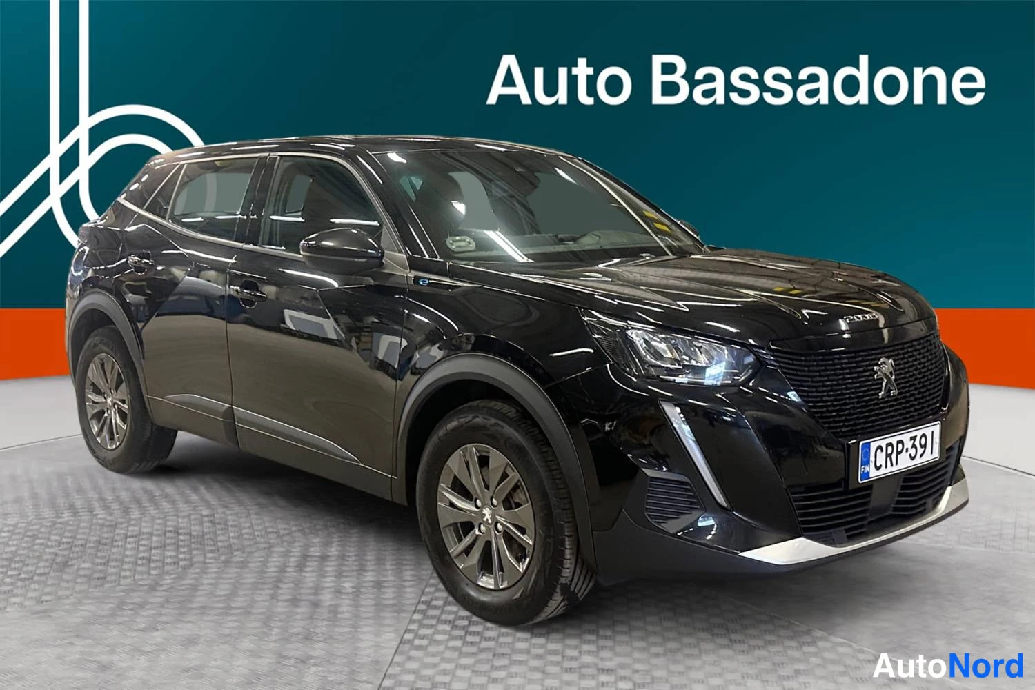 Musta Peugeot E-2008 2023, etuviisto, keula oikealle, kuva 3