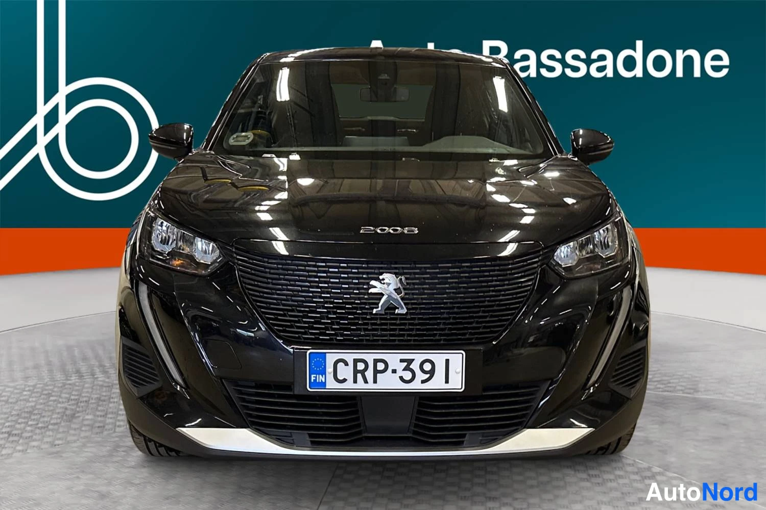 Musta Peugeot E-2008 2023, edestä, kuva 4
