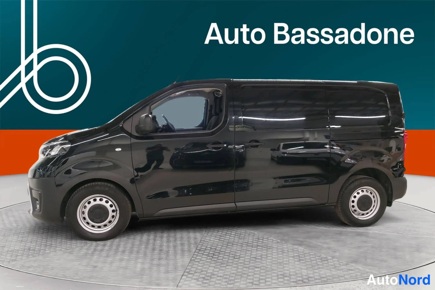 Musta Toyota Proace 2022, sivulta, kuva 4