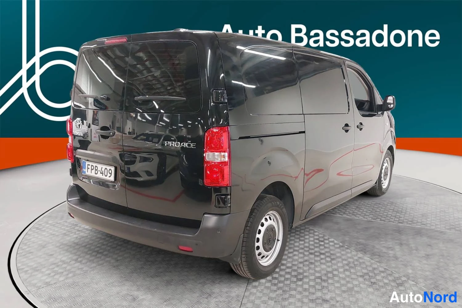 Musta Toyota Proace 2022, takaviisto, kuva 6