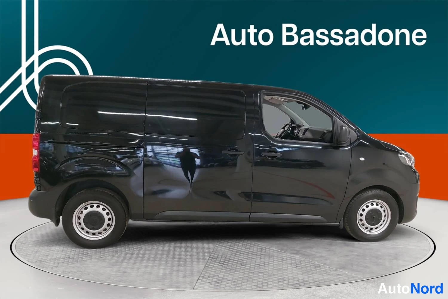 Musta Toyota Proace 2022, sivulta, kuva 5