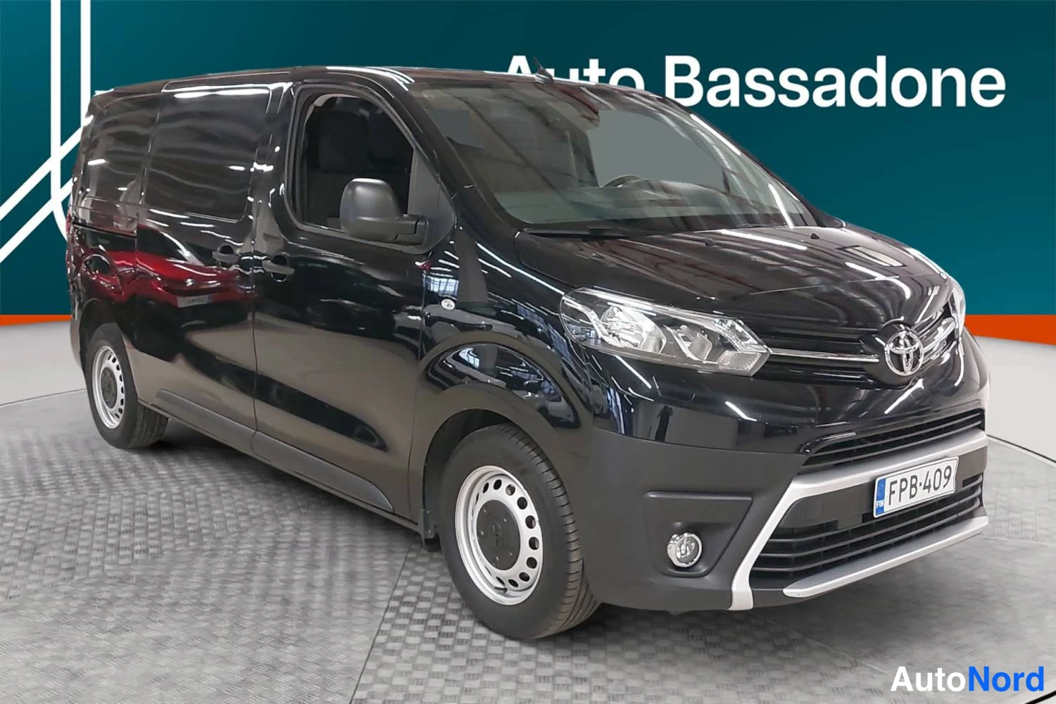 Musta Toyota Proace 2022, etuviisto, keula oikealle, kuva 2