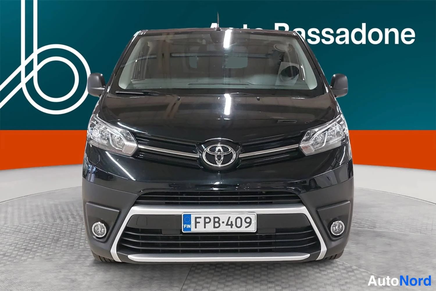 Musta Toyota Proace 2022, edestä, kuva 3