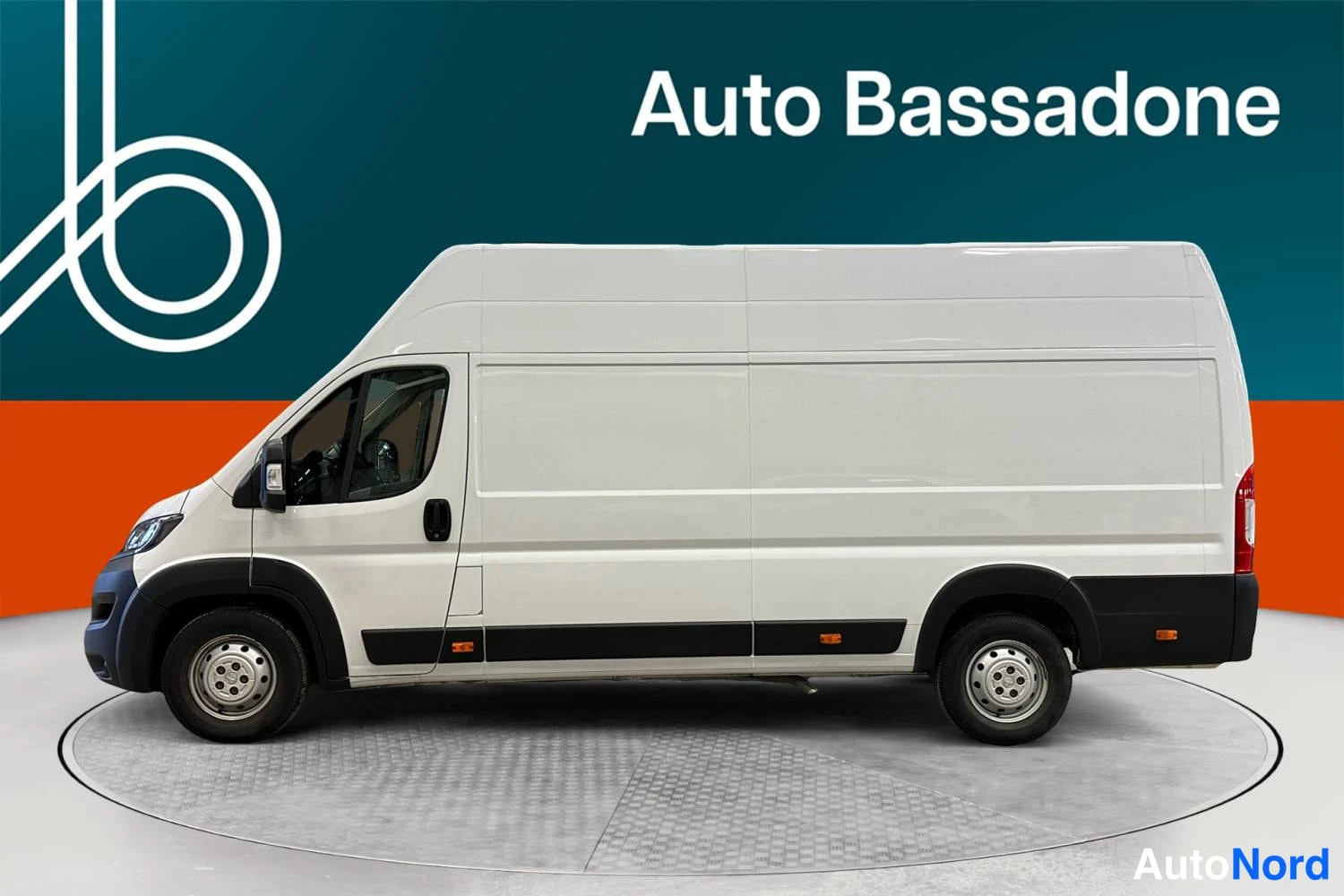 Valkoinen Peugeot Boxer 2023, etuviisto, keula vasemmalle, kuva 2