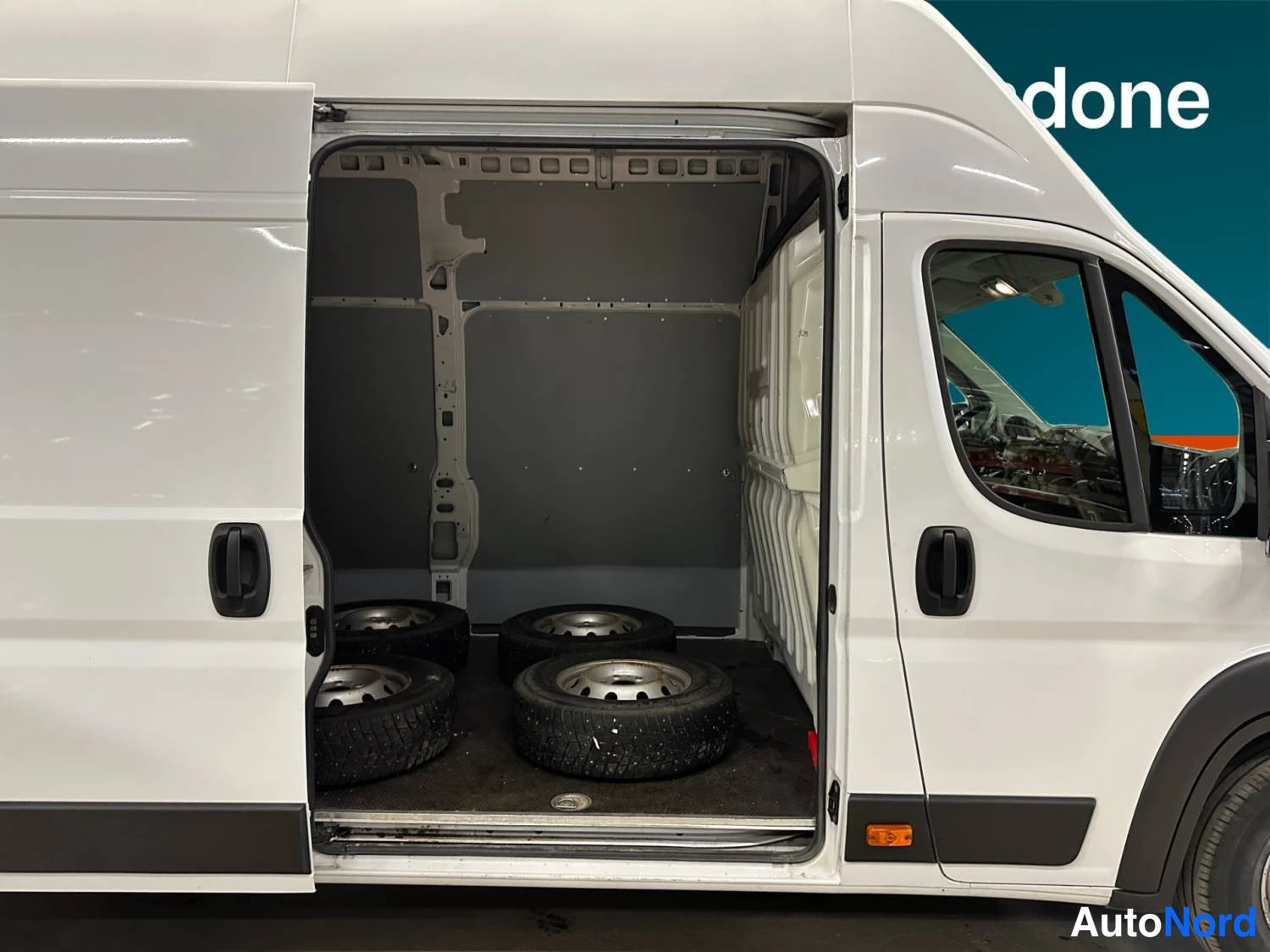 Valkoinen Peugeot Boxer 2023, sivulta, kuva 6