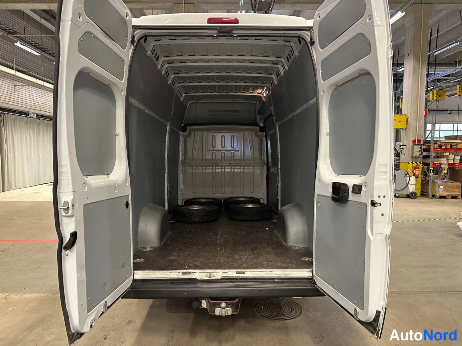 Valkoinen Peugeot Boxer 2023, takaa, kuva 10