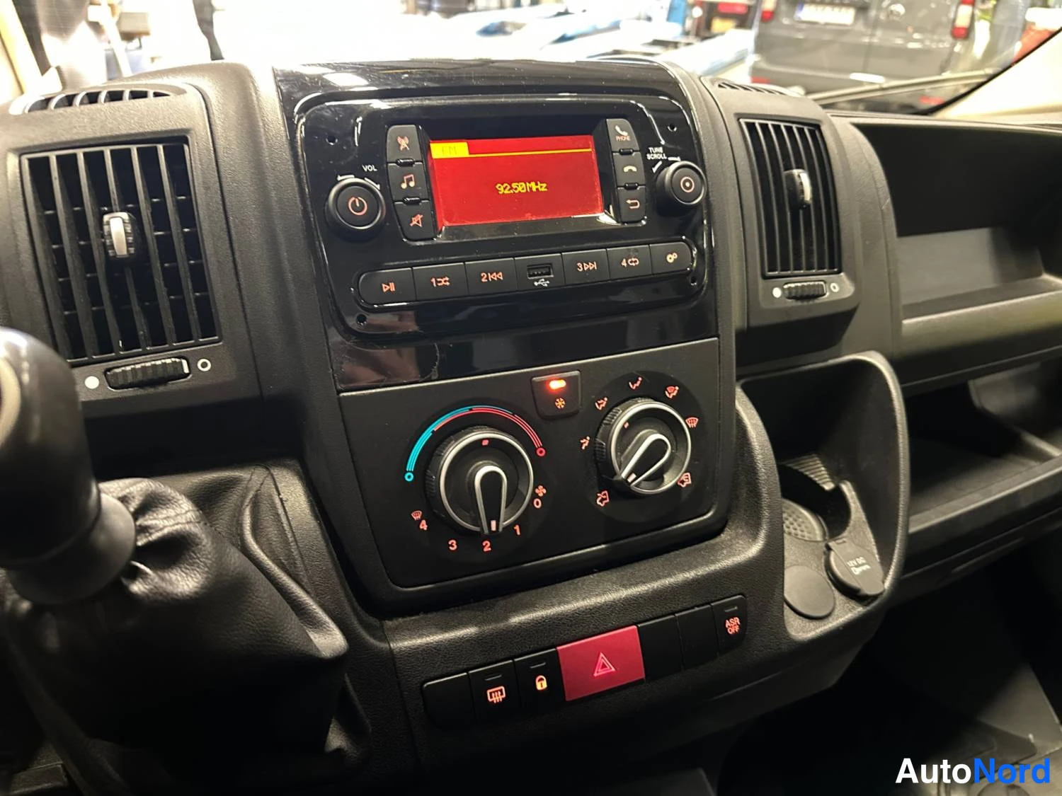 Valkoinen Peugeot Boxer 2023, kuva 20