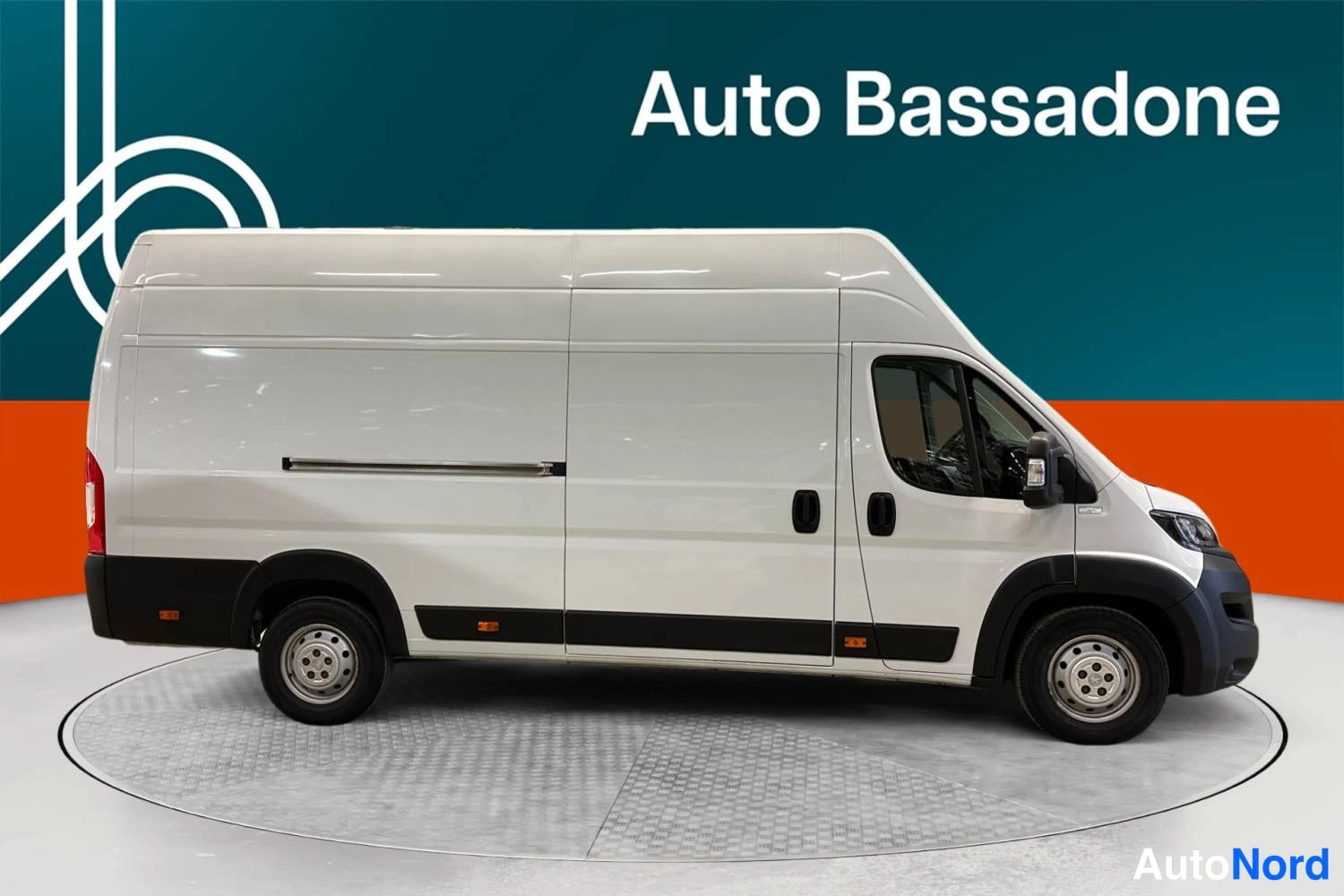 Valkoinen Peugeot Boxer 2023, etuviisto, keula oikealle, kuva 3
