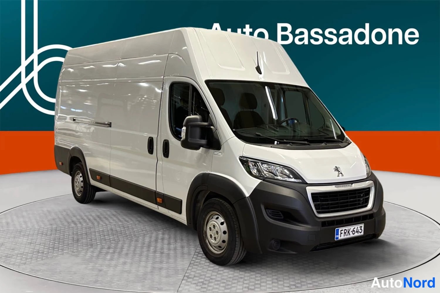 Valkoinen Peugeot Boxer 2023, etuviisto, keula oikealle, kuva 4