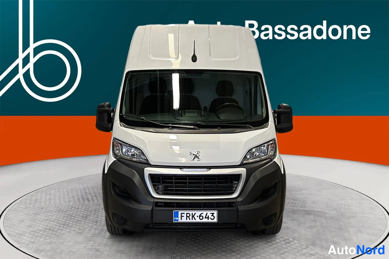 Valkoinen Peugeot Boxer 2023, edestä, kuva 5