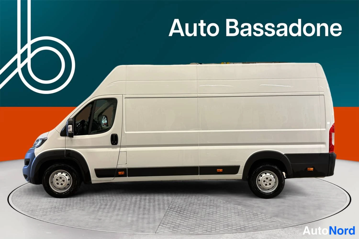 Valkoinen Peugeot Boxer 2023, sivulta, kuva 6