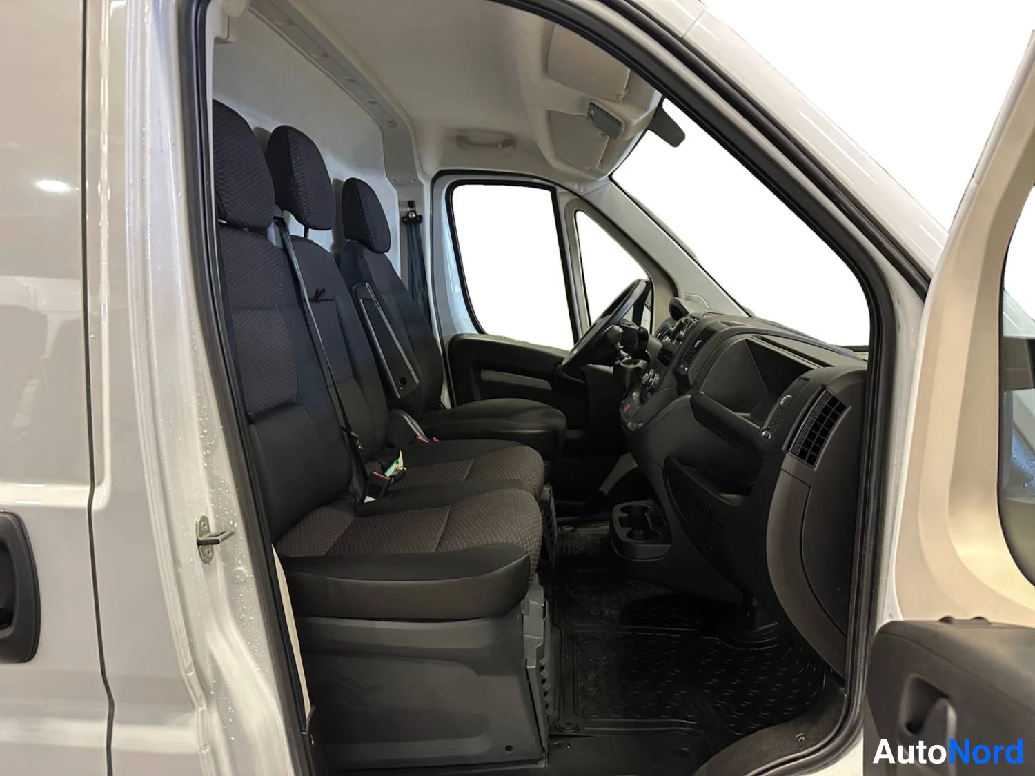 Valkoinen Peugeot Boxer 2023, kuva 16