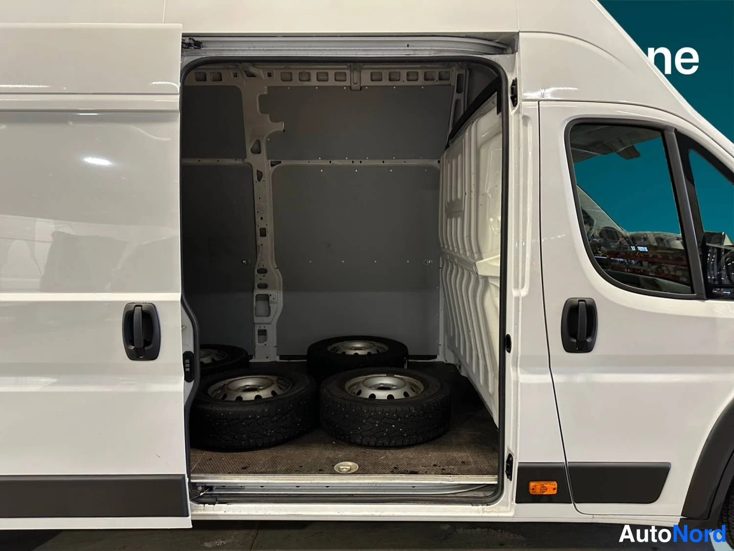 Valkoinen Peugeot Boxer 2023, sivulta, kuva 5