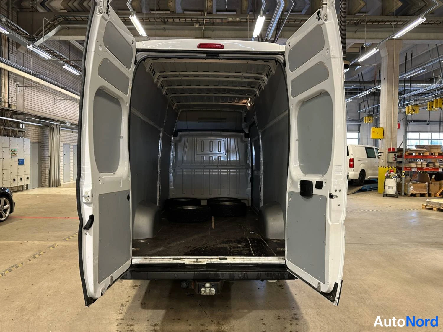 Valkoinen Peugeot Boxer 2023, takaa, kuva 9