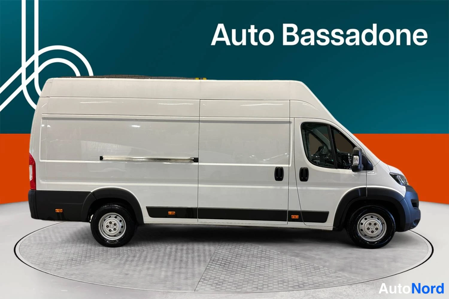Valkoinen Peugeot Boxer 2023, sivulta, kuva 4